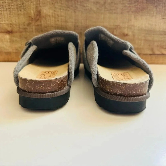 Naturalizer Becks Slip Ons - Picture 6 of 9